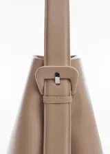 Bolso shopper grande con detalle de hebilla y asas ajustables, cierre de imán interior y hebillas decorativas.