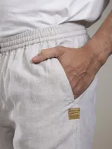 Pantalón jogger color gris claro confeccionado en mezcla de lino y algodón. Diseño liviano, fresco y cómodo, con calce comfort y cintura elástica con cordón ajustable.