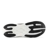 Championes de running New Balance 1080 V15, color negro con detalles en gris claro. Presentan una capellada de malla transpirable con el logo 'N' delineado en gris claro y una suela de espuma gruesa, predominantemente blanca en la parte delantera y negra en la trasera.