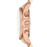 Reloj Michael Kors modelo Lexington con caja y correa de acero inoxidable color oro rosa, esfera color champagne con números romanos y tres subesferas de cronógrafo.
