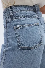 Pantalón de jean wide leg de diseño bicolor en denim de algodón. Presenta una silueta holgada y de pierna ancha con contraste entre los tonos de gris claro y oscuro. Tiene pretina alta.