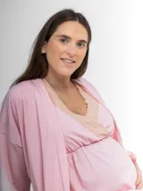 Camisón verde con textura acanalada, escote cruzado con puntilla blanca, corte imperio y mangas 3/4.