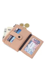 Tarjetero negro de símil cuero con presilla frontal y capacidad para 11 tarjetas. Incluye un visor transparente y un bolsillo con cierre para monedas o billetes.
