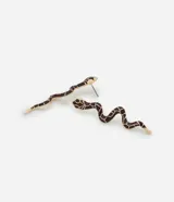 Aros colgantes medianos con forma de serpiente, esmaltados en color marrón y blanco con detalles dorados.