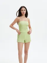 Short negro de tejido texturizado con cintura elástica.