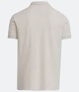 Polo de hombre color gris claro, corte confort, cuello polo, manga corta y tejido texturizado.