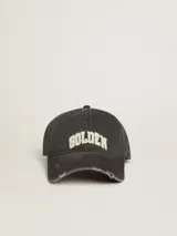Gorra de béisbol negra con efecto desgastado, visera curva con detalles rotos y bordado frontal con la palabra "Golden" en color blanco.