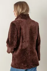 Campera marrón de cuero gastado con cuello de piel sintética.