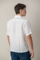 Camisa blanca de lino, corte hawaiano, manga corta y cuello solapa.