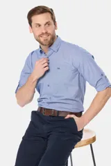 Camisa celeste a cuadros, de manga larga, modelo slim con bolsillo, confeccionada 100% en algodón.