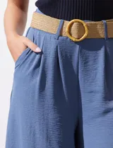 Pantalón capri de gasa bambula color negro, marca Dictionary. Tiene pretina ancha elastizada en la parte trasera, bolsillos delanteros y pierna ancha. Incluye cinturón de rafia con hebilla redonda.