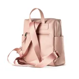 Mochila color nude de símil cuero con acceso superior con cierre, bolsillo interno con cierre, dos bolsillos externos abiertos y un bolsillo externo con cierre. Tiene correa regulable, herrajes plateados, interior de tela de algodón y poliéster, y logo de XL Extra Large grabado.