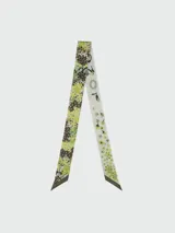 Cinta de seda estampada multicolor con diseño floral y borde marrón.