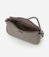 Cartera tipo baguette color gris, confeccionada en material sintético. Tiene asa de cadena doble, cierre de cremallera y logo de la marca en el frente.