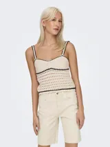 Top de punto color crema con diseño de cuello cuadrado y ajuste regular, confeccionado con tejido estructurado.