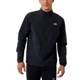 Campera negra de hombre New Balance Accelerate, con cierre frontal, cuello alto y logo reflectivo en el pecho.