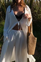 Kimono largo de crepe blanco, con mangas amplias y abertura frontal.