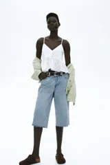 Bermuda de denim celeste, corte recto, tiro bajo y largo a la rodilla.