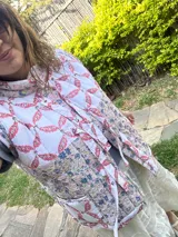 Chaleco capitoneado a mano con estampado floral y geométrico en tonos rojo, azul y blanco.