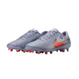 Championes de fútbol Nike Tiempo Legend 10 Academy, color rosa degradado a blanco, con swoosh negro texturizado. Presentan tacos moldeados en la suela y una lengüeta de ajuste con logo Nike.