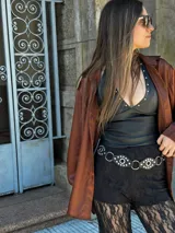 Camisa marrón de satén con cuello clásico, cierre frontal con botones y mangas largas con puños abotonados.