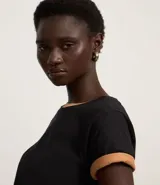 Blusa básica de algodón color tostado, de manga corta con dobladillo y nudo frontal.