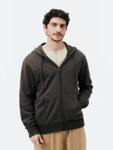 Campera unisex marrón con capucha y cierre frontal. Confeccionada en algodón con felpa, corte regular fit y bolsillos tipo canguro.