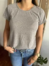 Remera gris de algodón con cuello redondo y mangas cortas.