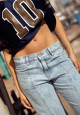 Pantalón de jean Oxford de tiro bajo, color celeste claro, con bolsillos delanteros y traseros.