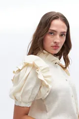 Camisa amarilla de lino con cuello mao y mangas cortas abullonadas con volados.