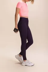 Calza larga color borgoña, de corte ajustado, con cintura alta y tejido acanalado.