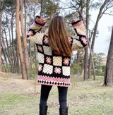 Tapado tejido a mano en crochet con lana hilada y teñida a mano. Diseño con cuadrados de colores blanco, rosa y negro.