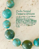 Collar de cuentas esféricas de piedra turquesa africana con dije de bronce en forma de flor.