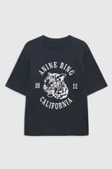 Camiseta negra de algodón con estampado de leopardo y texto "Anine Bing California" en blanco. Corte oversize y cuadrado.