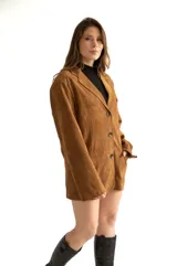 Blazer camel de corte oversize, con cuello clásico, solapas y bolsillos delanteros.