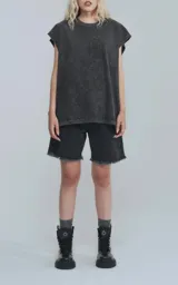 Remera musculosa gris con efecto nevado, de corte oversize y hombros caídos.