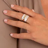 Anillo ancho de plata 925 con textura satinada y banda central de oro.