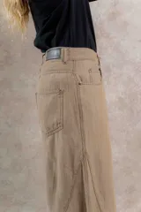 Pantalón de jean gris de tiro medio, corte amplio y ruedo acampanado.