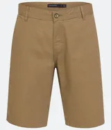 Bermuda masculina de sarga color rosado, con corte recto y bolsillos laterales.