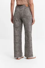 Pantalón de jean azul oscuro, corte wide leg y tiro alto.