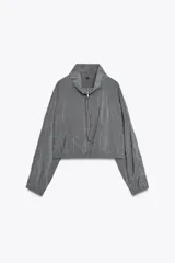 Chaqueta gris confeccionada en hilatura con mezcla de modal, de manga larga con puños elásticos, bolsillos laterales, bajo con elástico y cierre frontal con cremallera metálica.