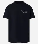 Remera negra de algodón con corte comfort, cuello redondo y mangas cortas. Estampa frontal con ángel y lettering en blanco.