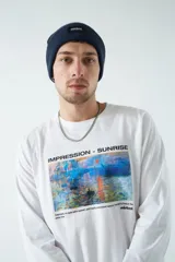 Remera blanca de algodón con estampa fotográfica de la obra "Impresión, sol naciente" de Claude Monet.