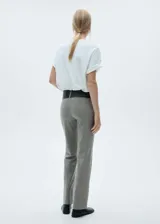 Pantalón de vestir gris con trabillas, cinturón decorativo y diseño recto. La modelo mide 1,78 y lleva una talla S/36.