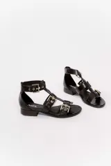 Sandalia de cuero vacuno color negro con múltiples tiras y hebillas metálicas ajustables. Taco bajo de 2 cm, forro y plantilla de cuero, suela sintética.