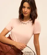 Blusa rosa de viscosa con cuello redondo, mangas cortas y detalles de strass en el cuello.