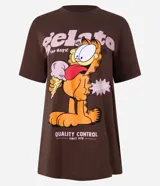 Remera marrón de algodón con estampado de Garfield comiendo un helado y la frase "Gelato for days!".