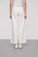 Pantalón de jean celeste claro, de corte ancho y tiro alto.