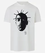 Remera blanca de algodón con cuello redondo y mangas cortas. Estampa frontal con la imagen del rapero Sabotage y la frase "Rap é Compromisso".