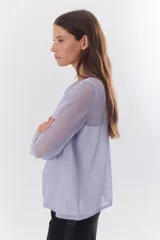 Sweater de punto calado color camel, con escote en V y mangas largas.